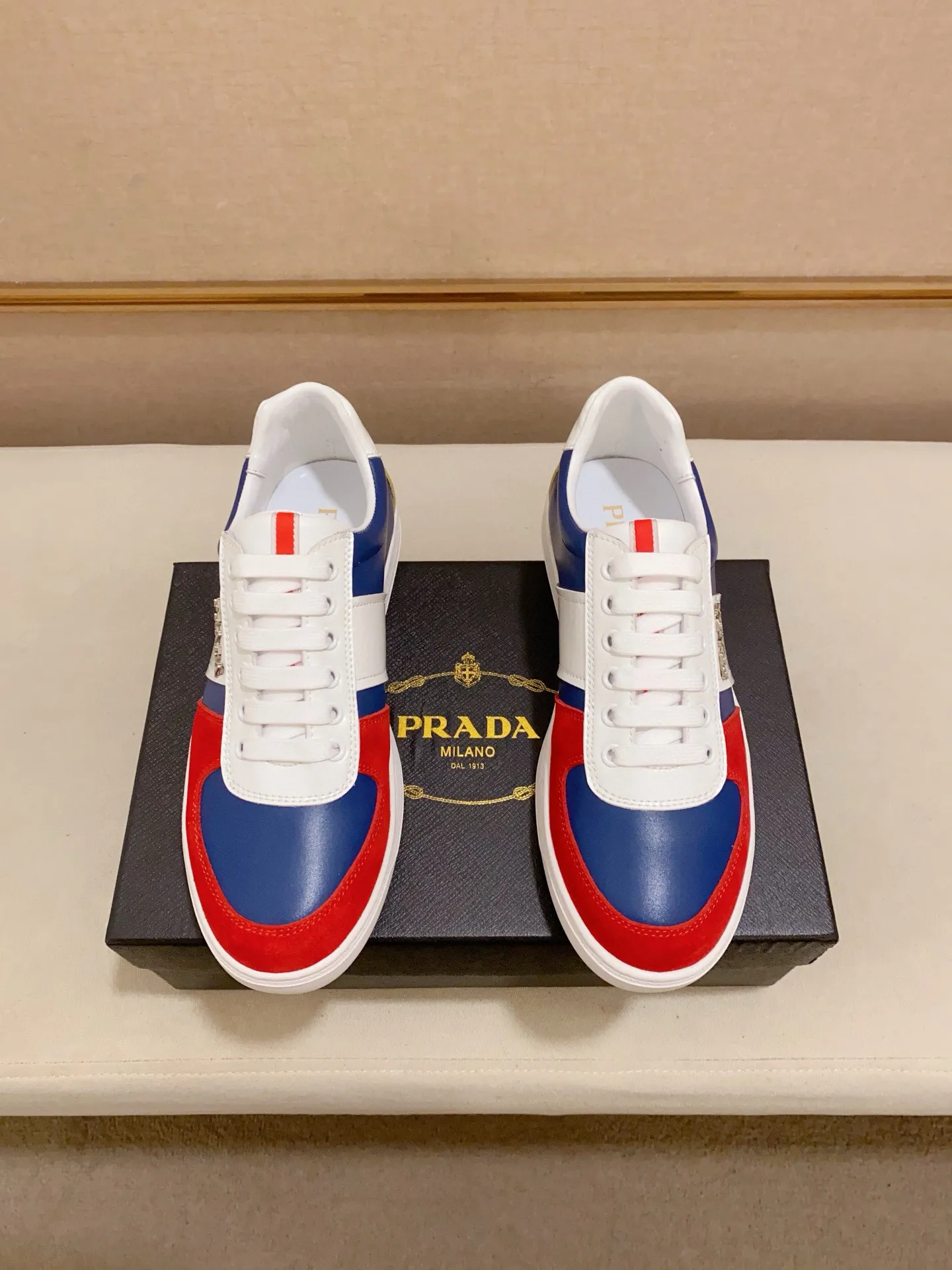 Men's shoes 💰: 440💰 [Prada～Prada] Trendy new models are on the market. Same style as the official website. Counter quality. Original matching. [Strong] [Strong] Selected first-layer cowhide fabric. Comfortable and breathable sheepskin lining, fine workmanship, upper layer made of 100% pure cowhide, original last shape, comfortable on the feet, shoe sizes 38 to 44